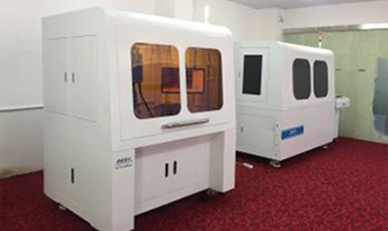 AMOLED、MicroLED顯示面板，行業專用激光修復機及大幅面全，面屏偏光片高速切割機